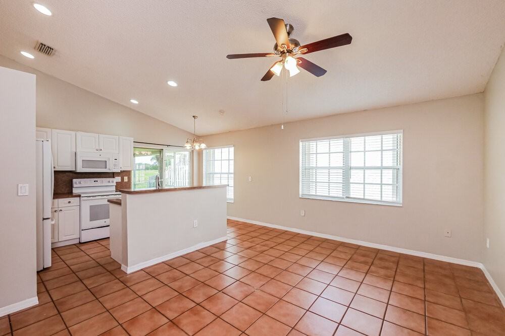 3370 Nw 78th Ave - Photo 6 of 16