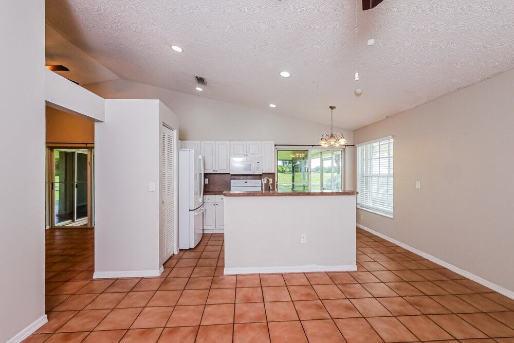 3370 Nw 78th Ave - Photo 7 of 16