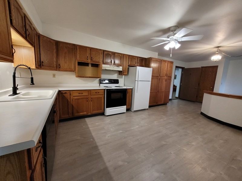 220 Robbins St - Photo 2 of 9