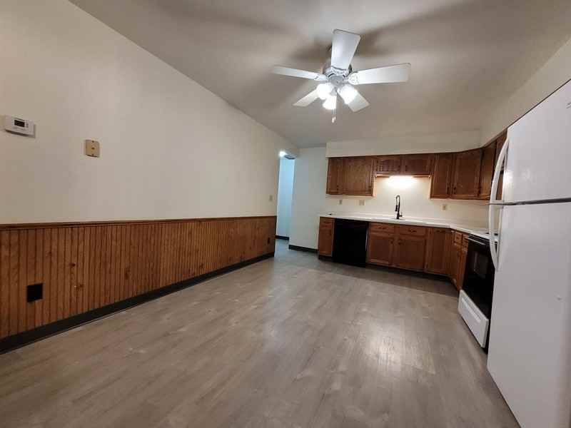 220 Robbins St - Photo 4 of 9