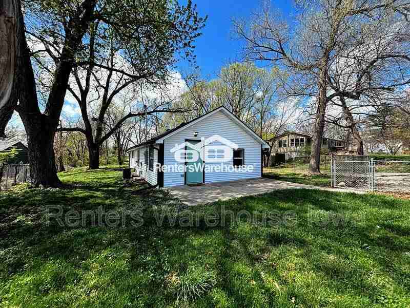 4076 Indianola Ave - Photo 5 of 24