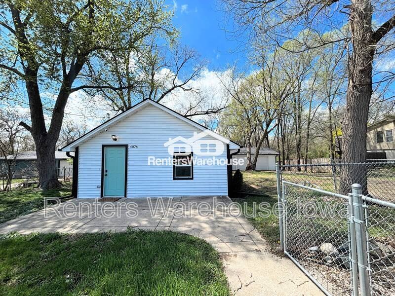 4076 Indianola Ave - Photo 6 of 24