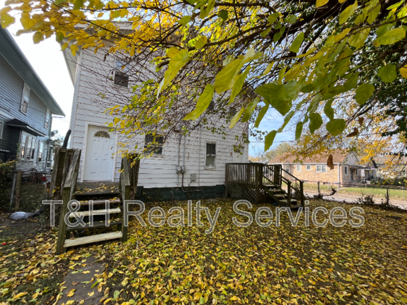 560 Udell St - Photo 4 of 20