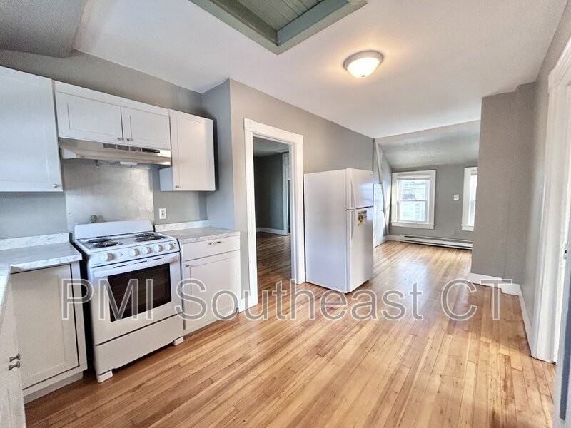 50 Montauk Ave #2 - Photo 3 of 15