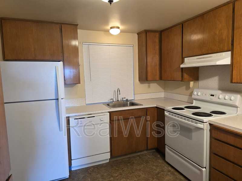 2022 E 6th St #1 - Photo 5 of 14