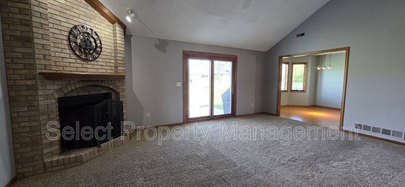 606 Diamond Point Pl - Photo 3 of 26