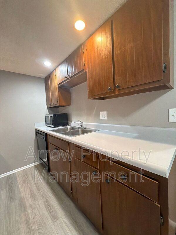 2110 J St #7 - Photo 4 of 10