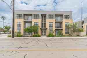 featured image of 711 S Frio St
