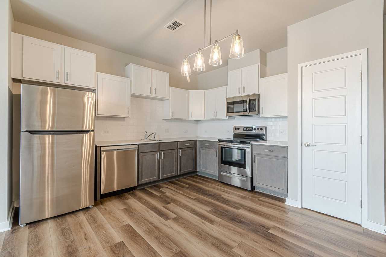 711 South Frio Street - Photo 4 of 50