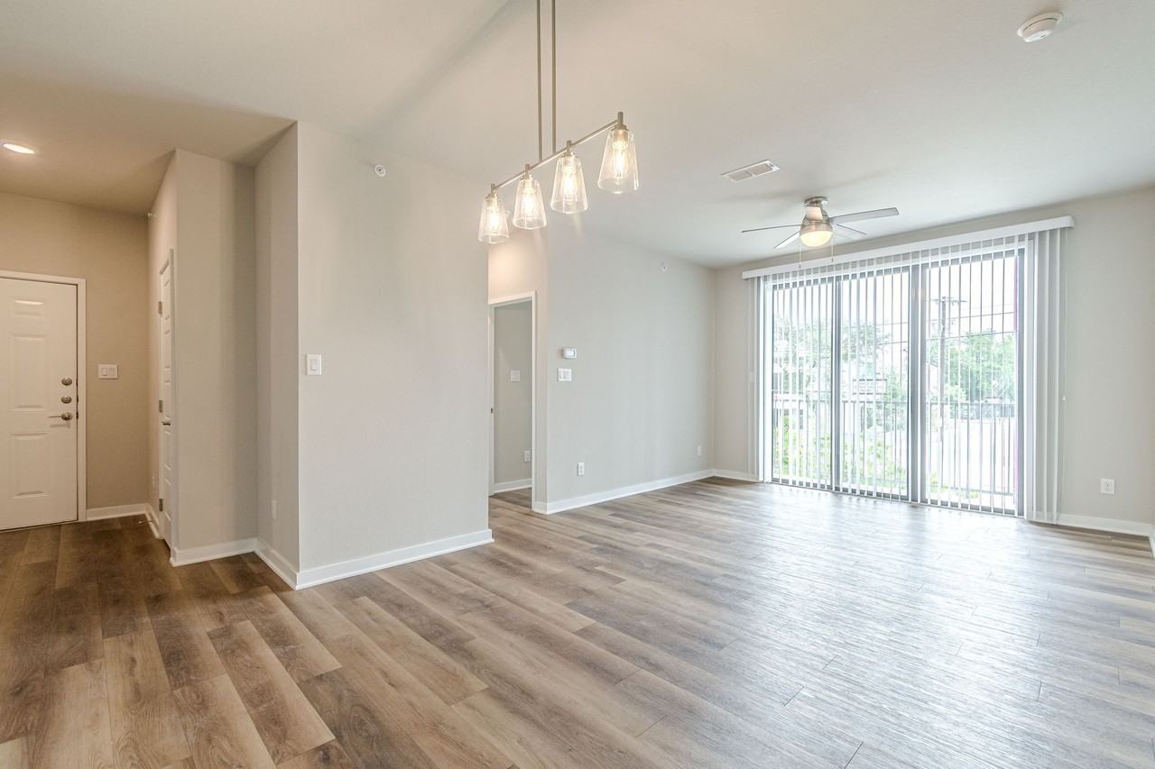 711 South Frio Street - Photo 5 of 50