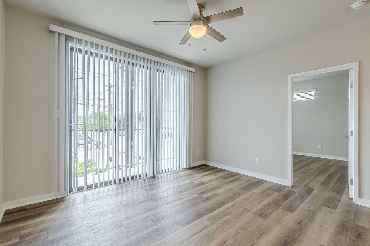 711 South Frio Street - Photo 6 of 50