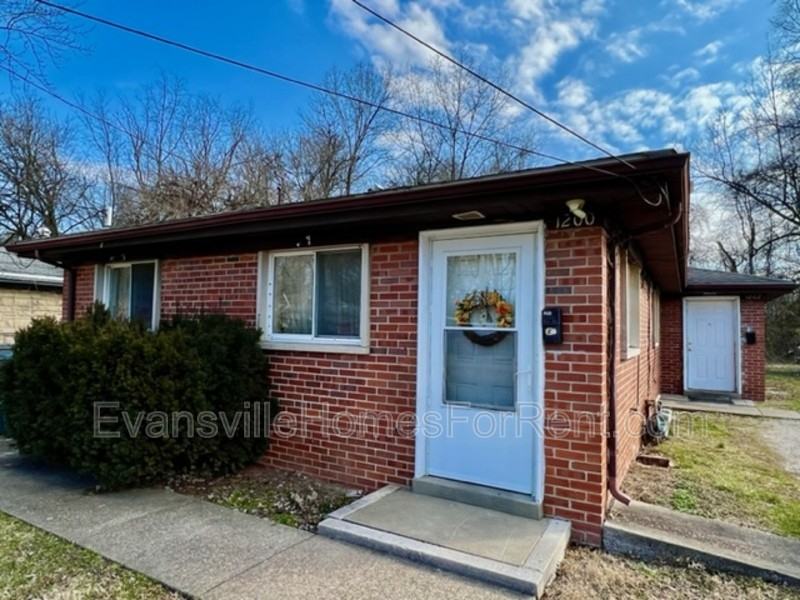 1202 S Lombard Ave - Photo 2 of 8