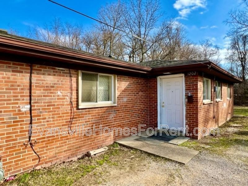 1202 S Lombard Ave - Photo 3 of 8