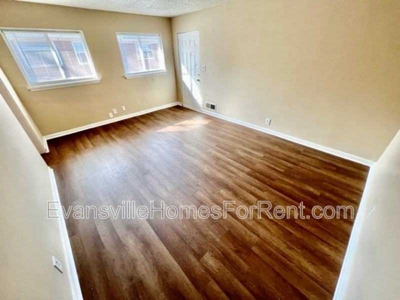 1202 S Lombard Ave - Photo 4 of 8