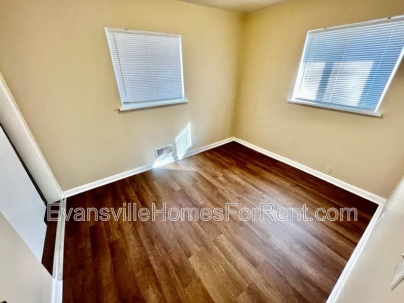 1202 S Lombard Ave - Photo 6 of 8