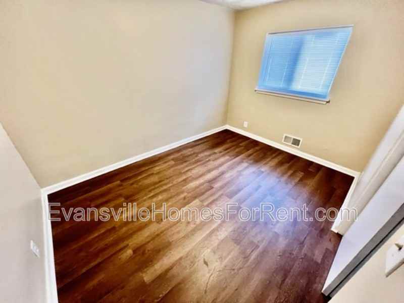 1202 S Lombard Ave - Photo 7 of 8