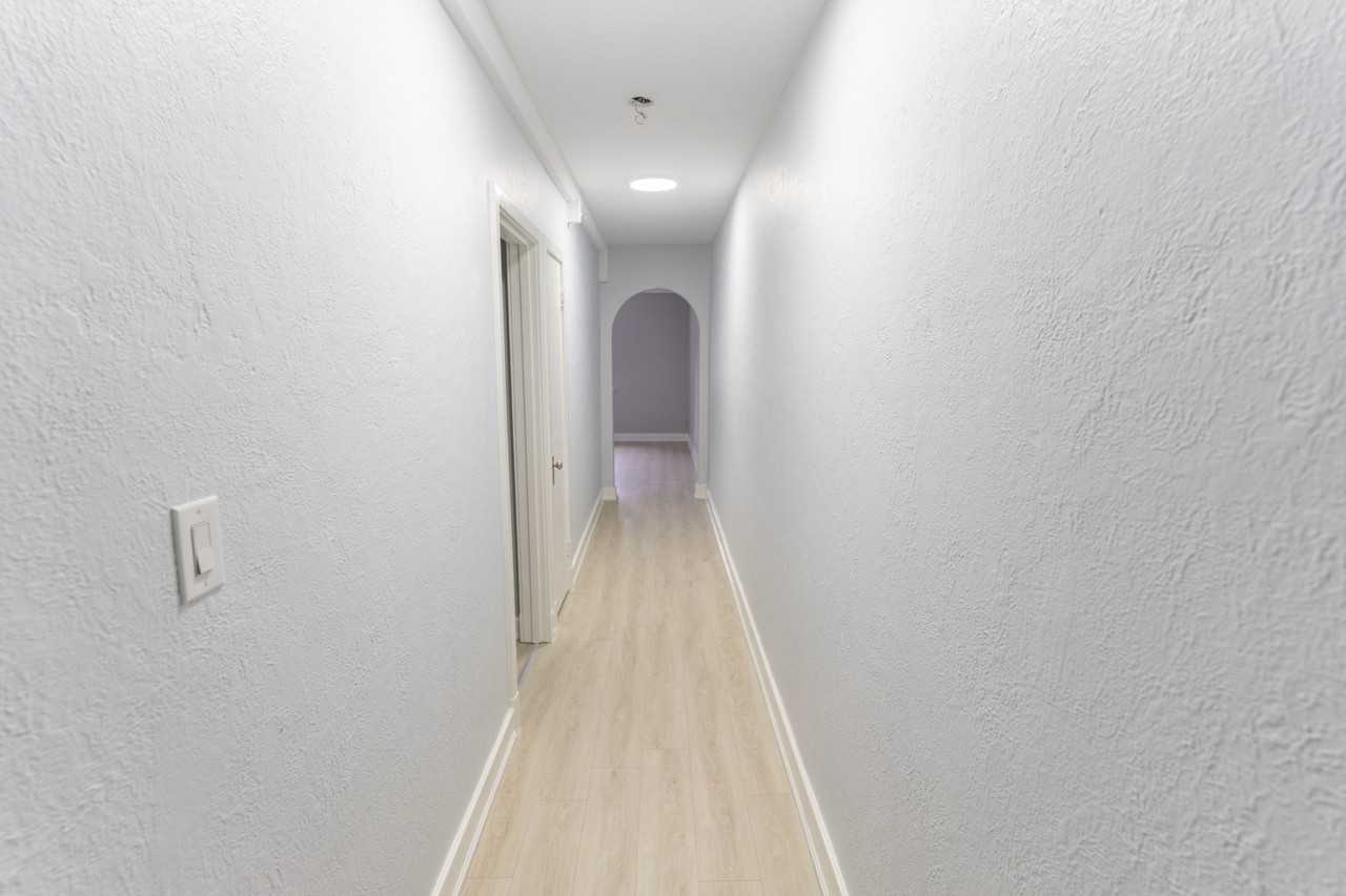 8 Wellington Street West - Photo 3 of 18