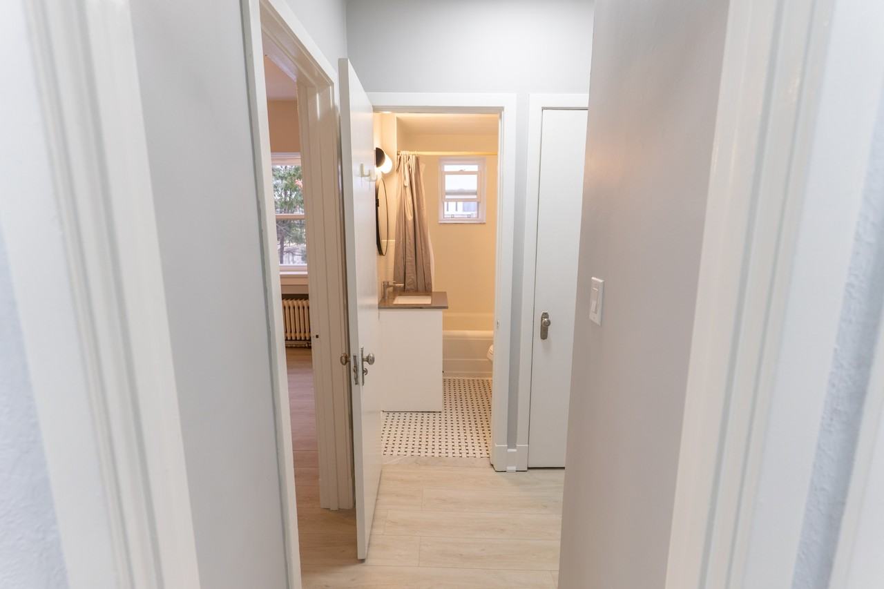 8 Wellington Street West - Photo 4 of 18