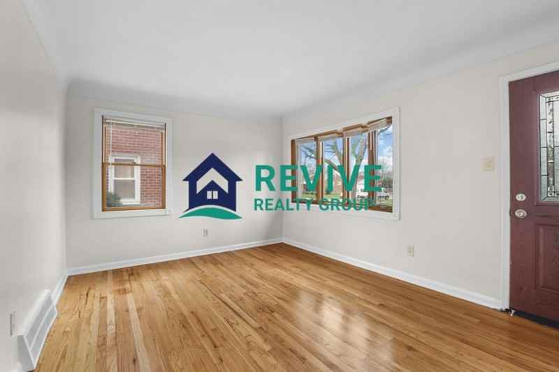 9725 Fox Ave - Photo 4 of 25