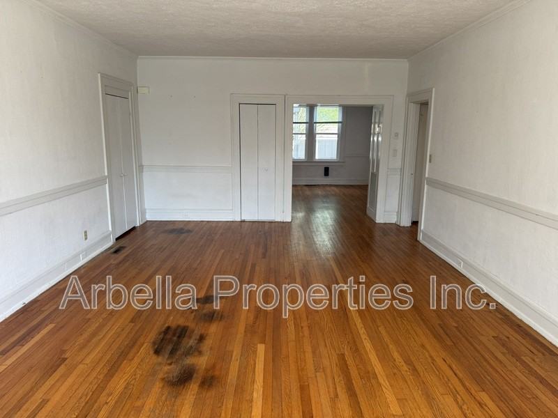 703 E Unaka Ave #1 - Photo 3 of 23