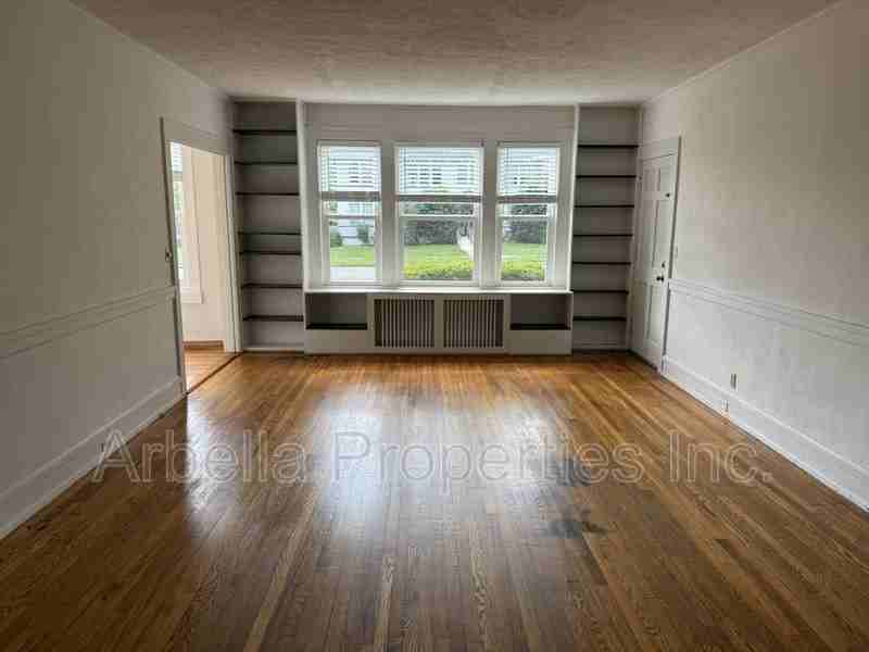 703 E Unaka Ave #1 - Photo 4 of 23