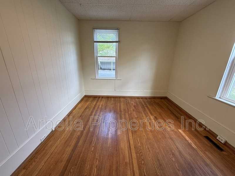 703 E Unaka Ave #1 - Photo 7 of 23