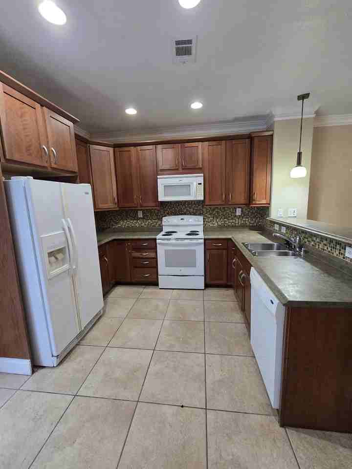 200 South 11th Street - Photo 4 of 12