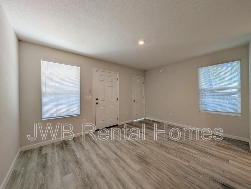 1016 Spearing St - Photo 4 of 16