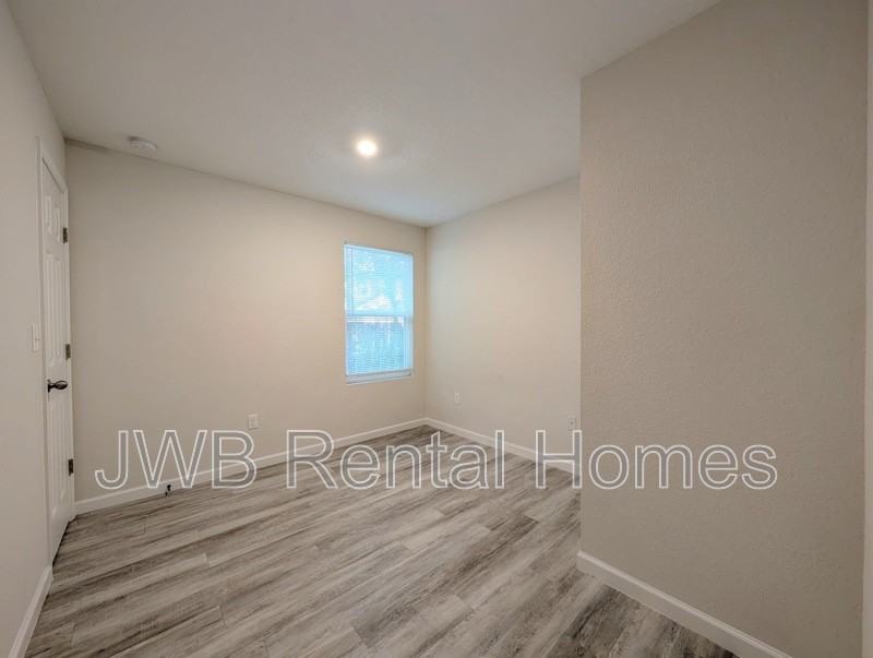 1016 Spearing St - Photo 6 of 16