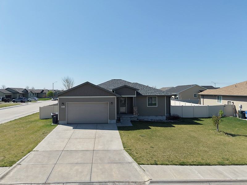 4225 Yarrow Dr - Photo 2 of 40