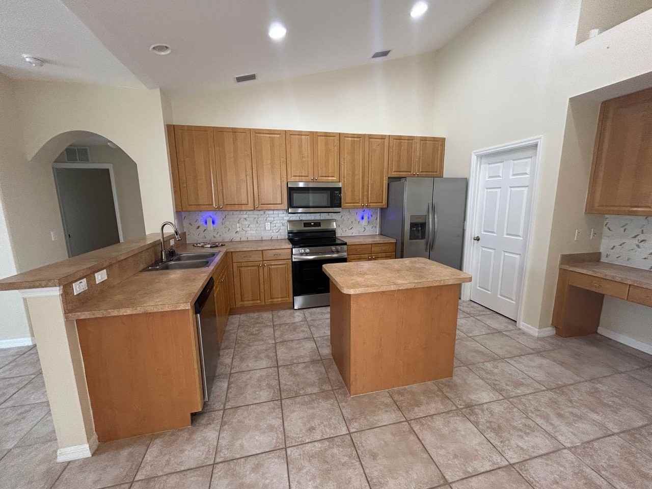 2117 Nw 14th Ter - Photo 3 of 21