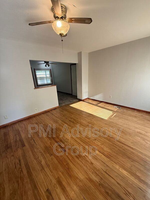 2347 Se Pennsylvania Ave - Photo 2 of 10