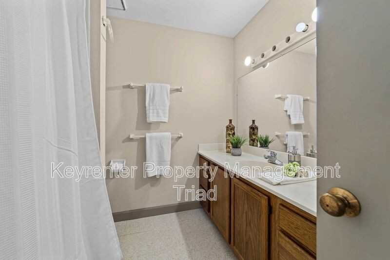 211 Mciver St #E - Photo 5 of 40