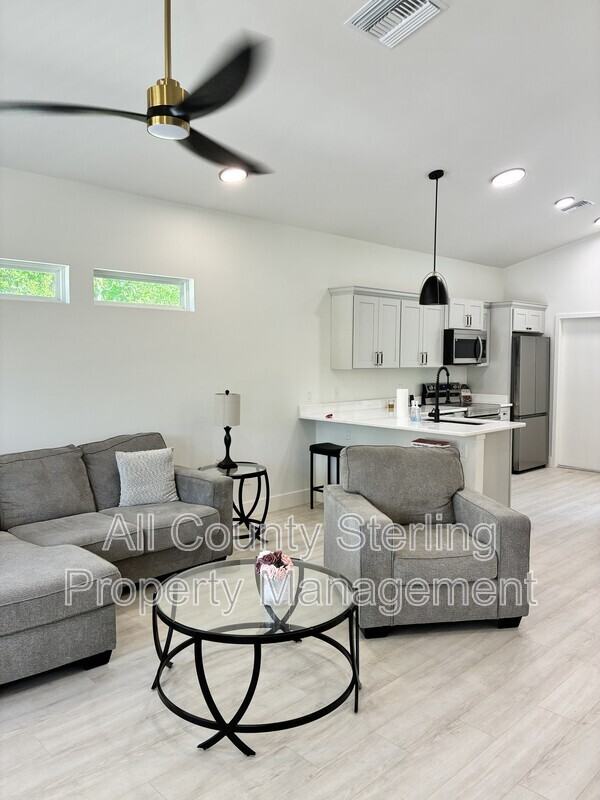 10230 Ne 72nd St - Photo 4 of 31