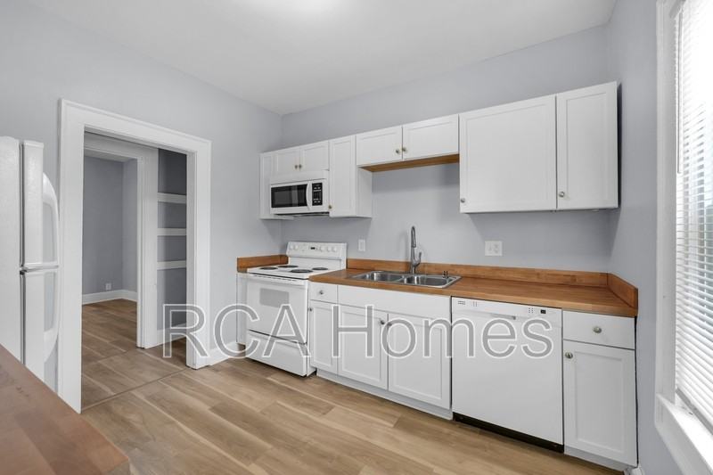 1113 N Oxford St - Photo 4 of 11