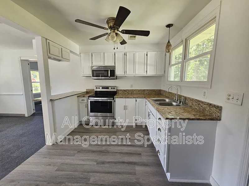 1301 Pineview Dr - Photo 2 of 10