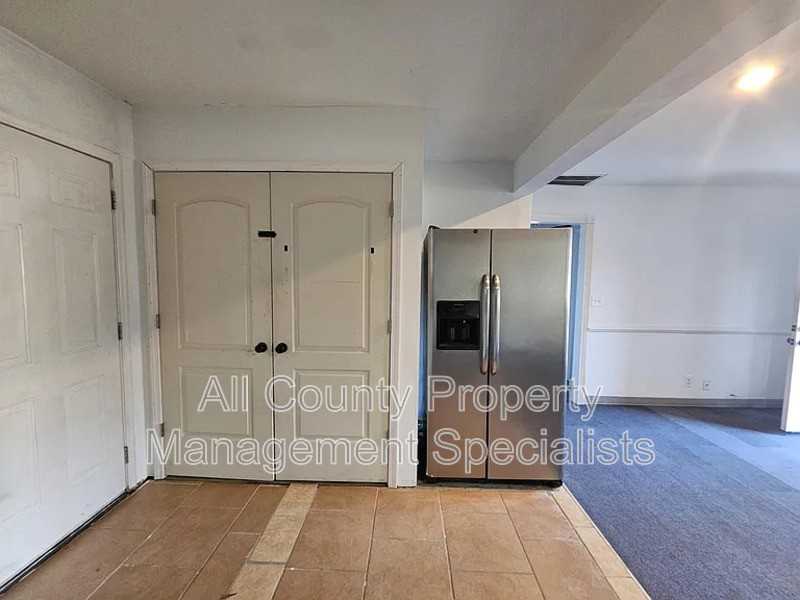 1301 Pineview Dr - Photo 3 of 10