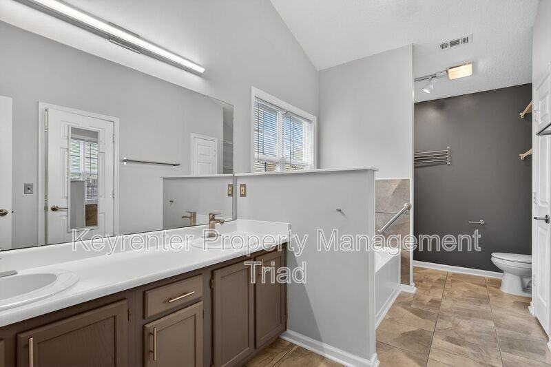 10 Manor Ridge Ct - Photo 5 of 35