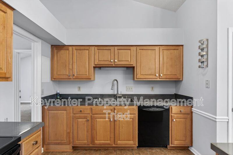 10 Manor Ridge Ct - Photo 7 of 35