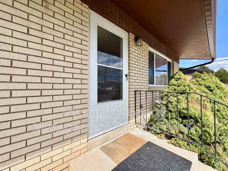 825 En #2 - Photo 3 of 16