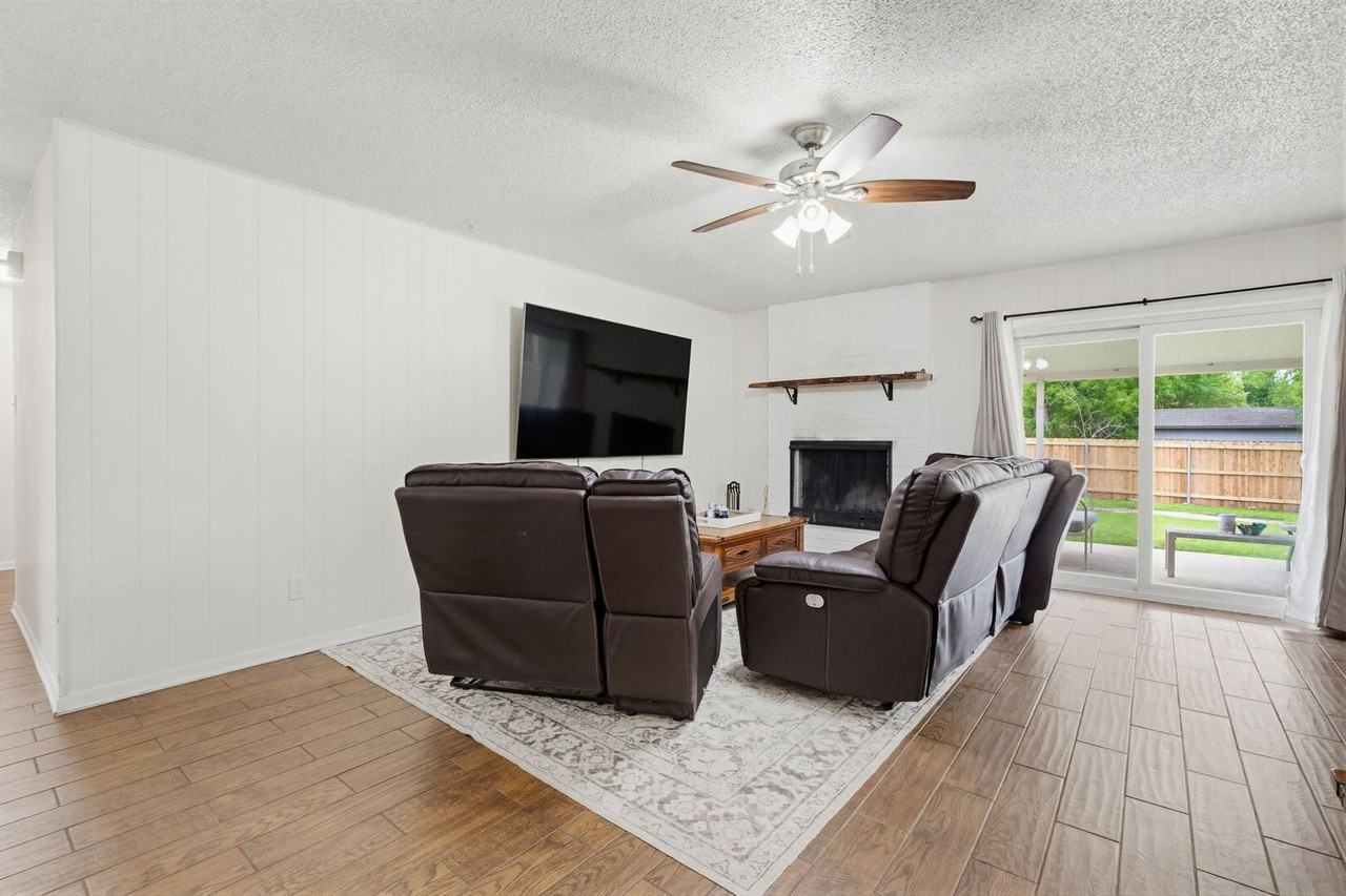 902 Lynn Ln - Photo 2 of 19