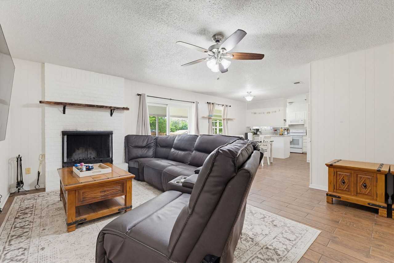 902 Lynn Ln - Photo 3 of 19