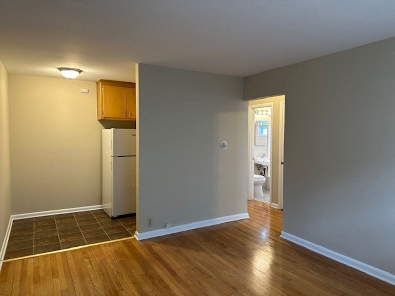 Cozy 1BR in Riverwest $895 – Heat Included | Hardwood Floors | Storage + Laundry - Photo 3 of 9