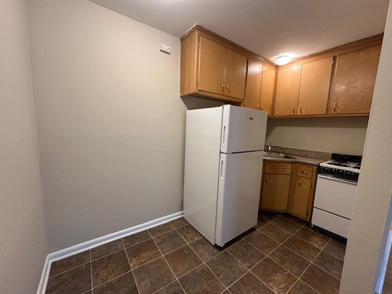 Cozy 1BR in Riverwest $895 – Heat Included | Hardwood Floors | Storage + Laundry - Photo 5 of 9