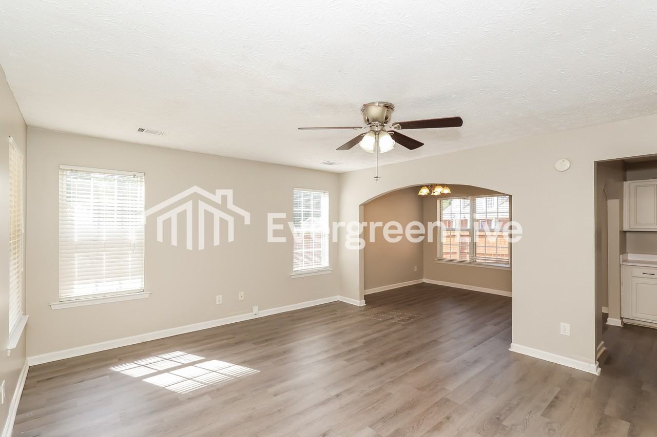 947 Windwood Ct - Photo 3 of 15
