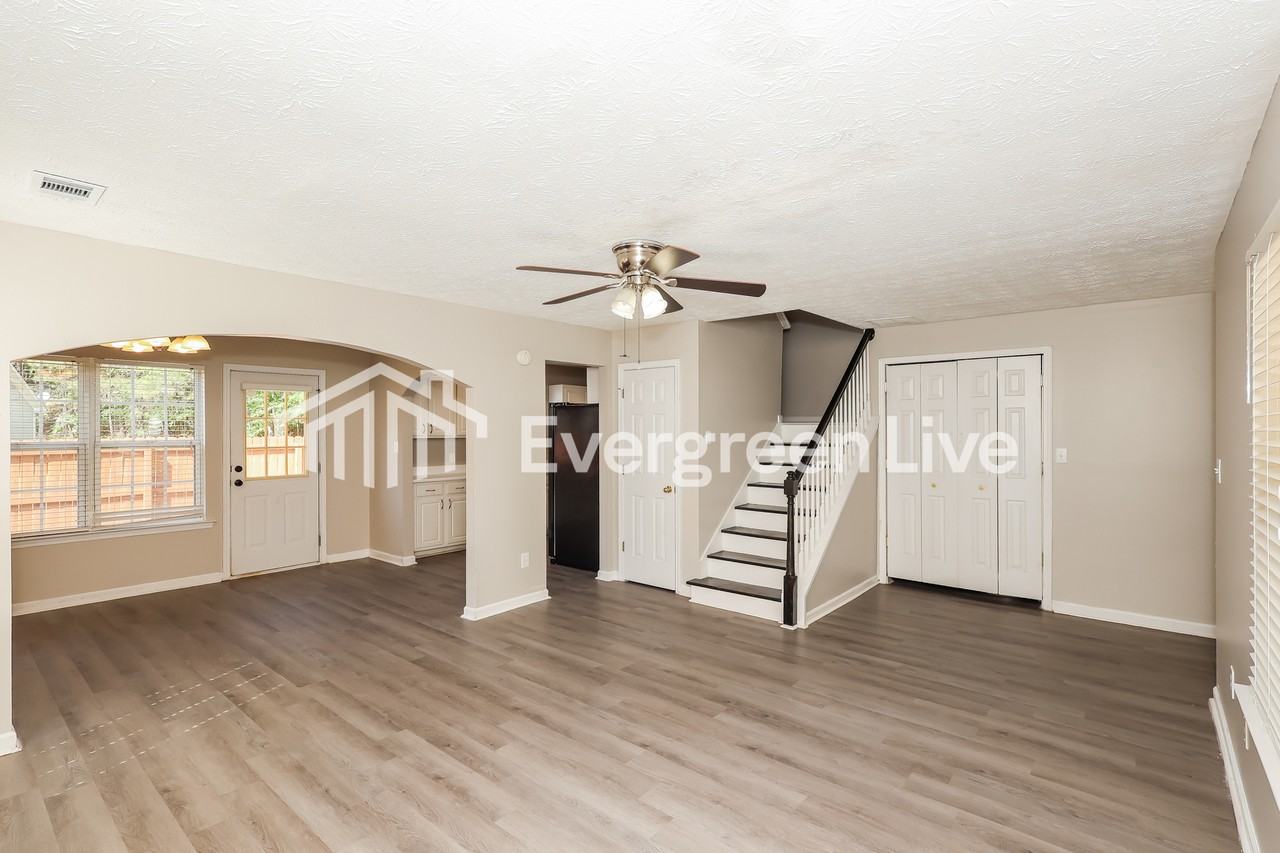 947 Windwood Ct - Photo 4 of 15