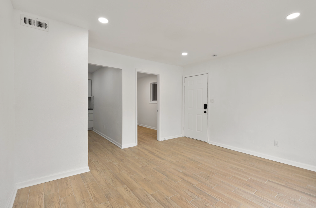 Hampton Court Apartments (9715) - Photo 3 of 31