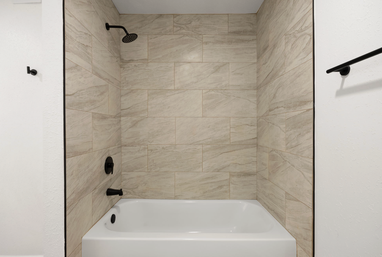 Hampton Court Apartments (9715) - Photo 4 of 31