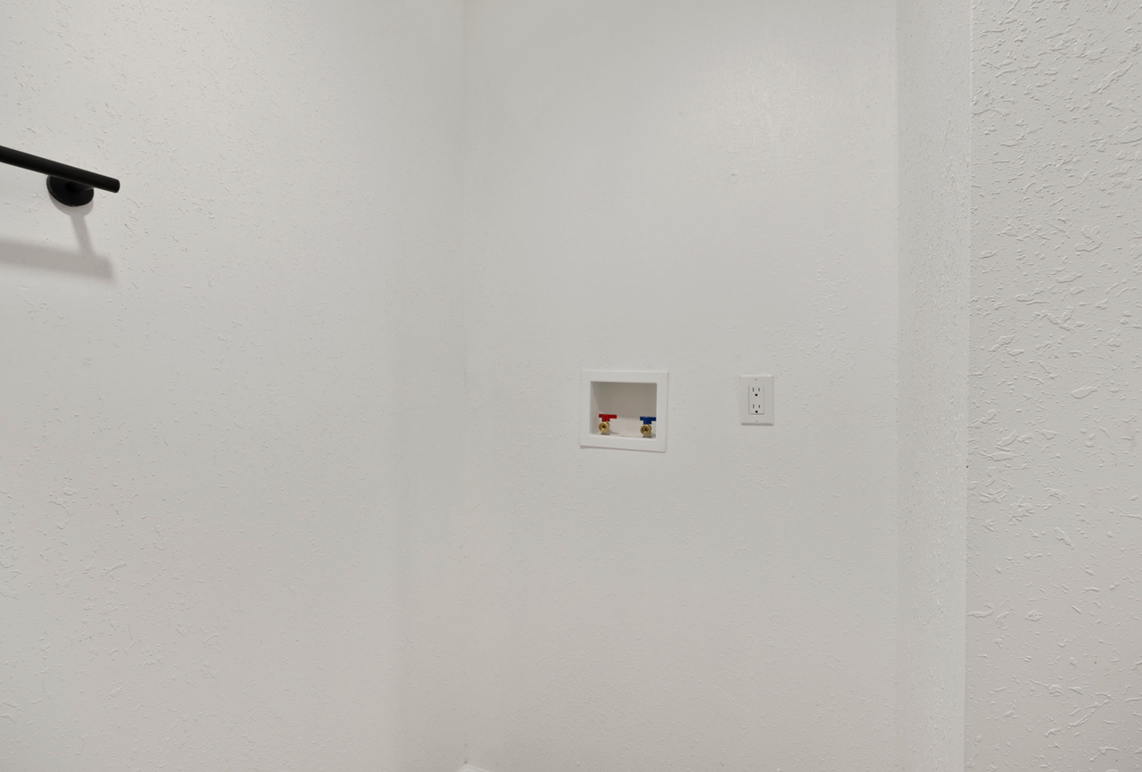 Hampton Court Apartments (9715) - Photo 6 of 31