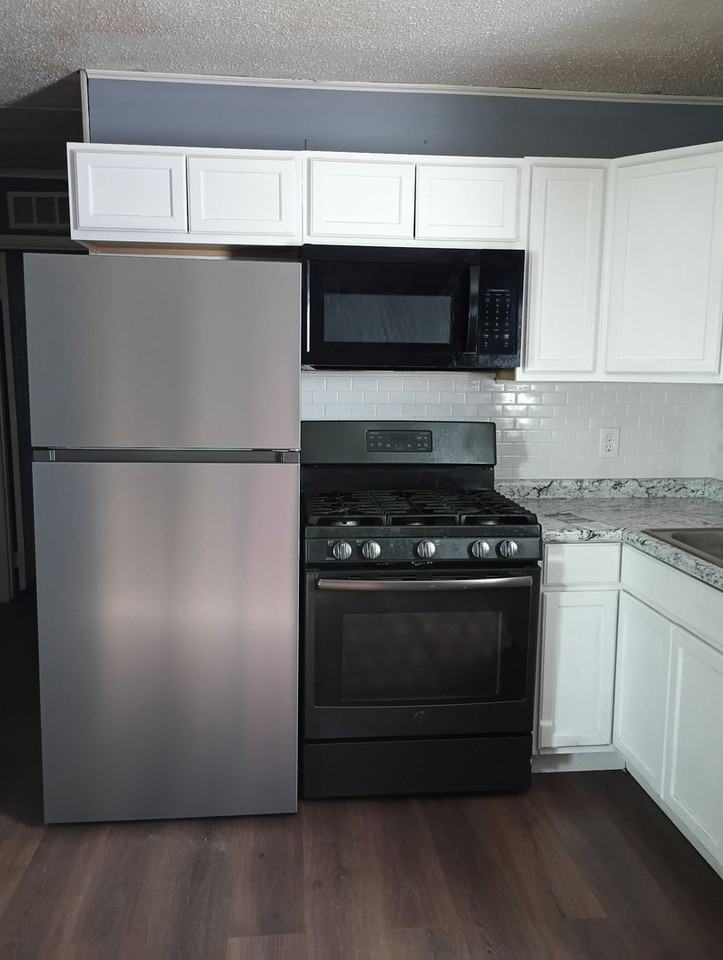 107 S Oak St - Photo 3 of 11